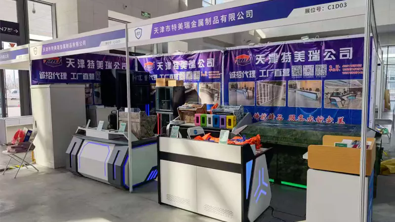 Интелигентната конзола за следење ги прикажува технолошките иновативни способности.