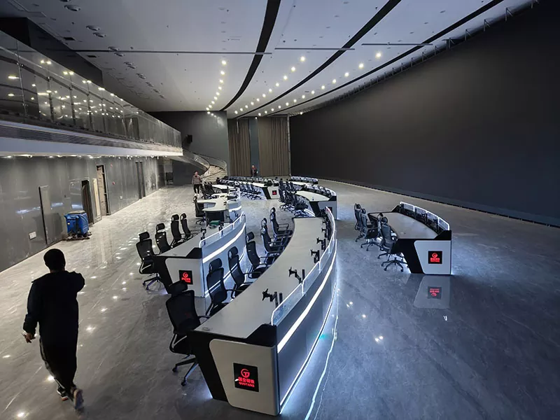 Заоблена конзола за следење